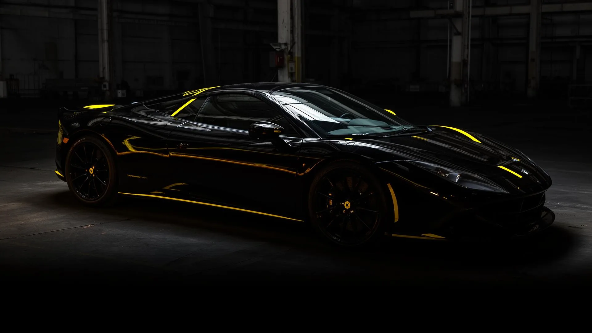 Carro de luxo escuro com destaque amarelo